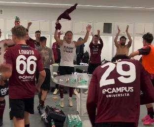 VIDEO - La Salernitana festeggia al Maradona: cori per Dia negli spogliatoi