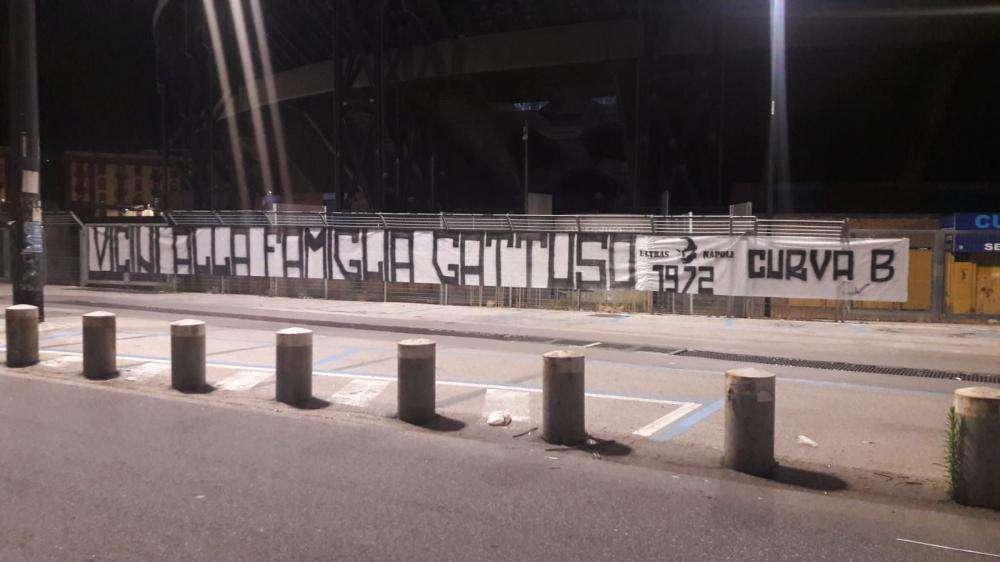 FOTO - "Vicini alla famiglia Gattuso", la Curva B espone striscione all'esterno del San Paolo