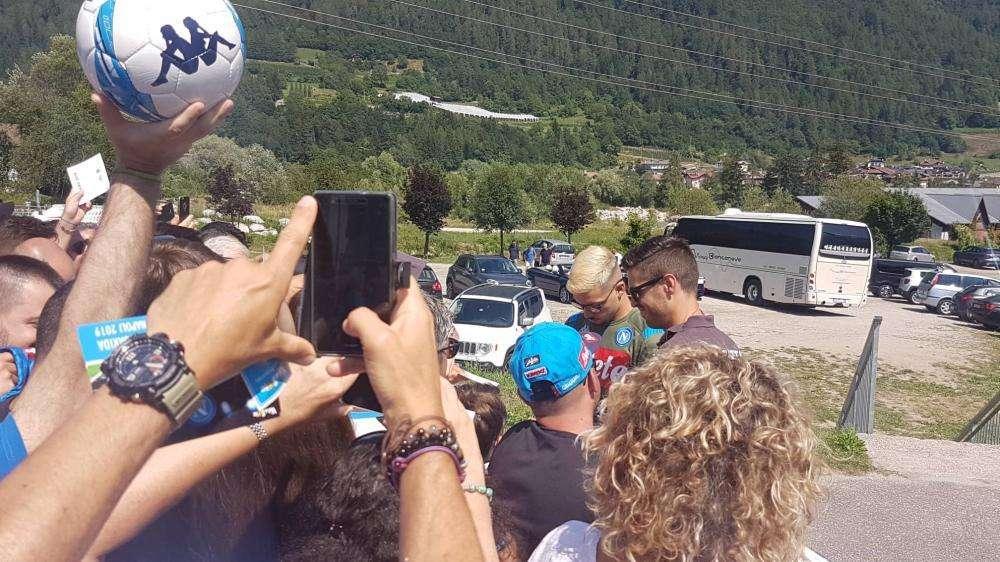 FOTO TN - Gaetano si concede ai tifosi: sessione di autografi per il talento classe 2000