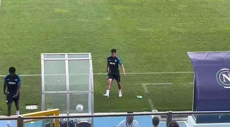 FOTO - Nervosismo Lozano: lascia il campo prima e calcia via due volte il pallone