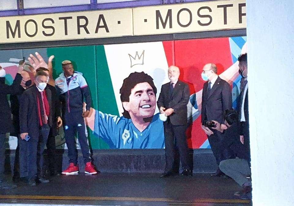 FOTOGALLERY - Osimhen e ADL all'inaugurazione stazione Mostra-Maradona con i murales dal 1926