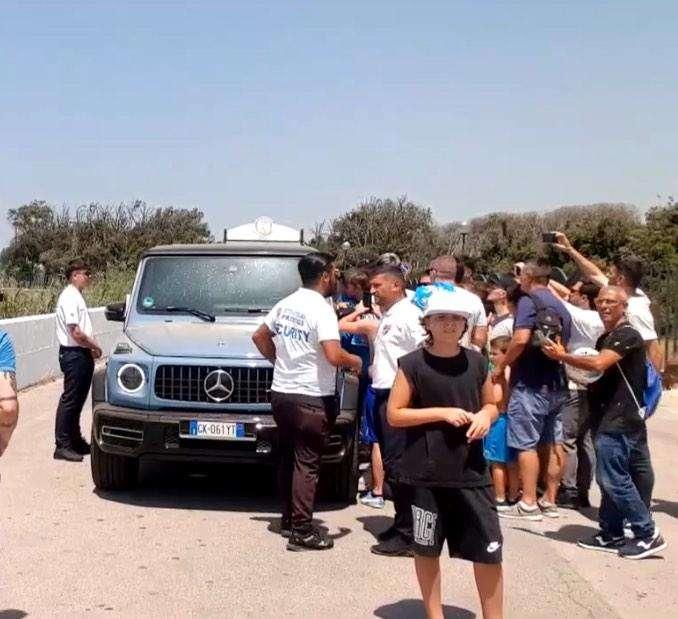 Osimhen si concede ai tifosi: selfie e autografi dopo il raduno a Castel Volturno