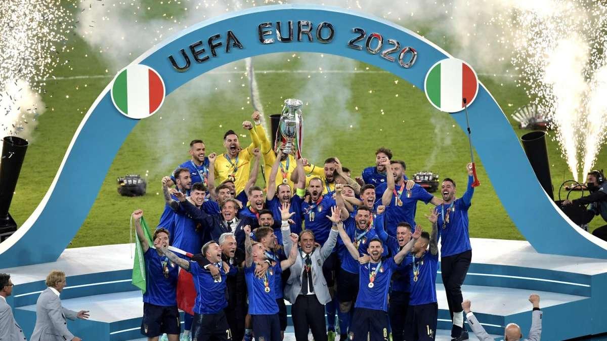 FOTO - Italia, nuova patch sulla maglia: da stasera il simbolo dei Campioni d'Europa