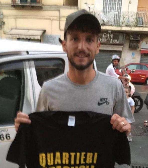 FOTO - Fabian e Mertens sempre più 'napoletani': regalate ai due le t-shirt dei Quartieri Spagnoli Official 