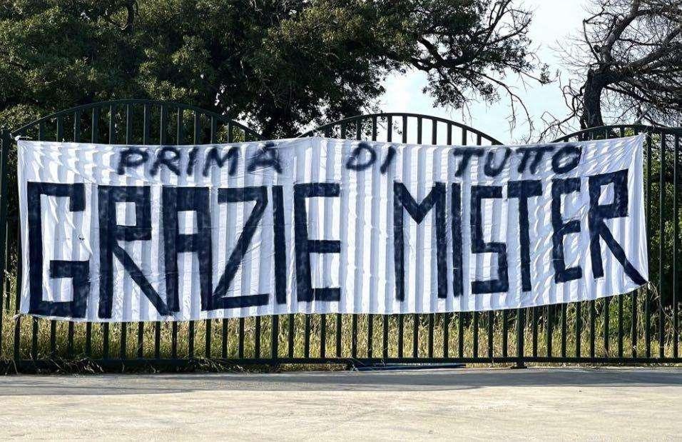 FOTO - Striscione per Spalletti a Castel Volturno: "Prima di tutto grazie mister!"