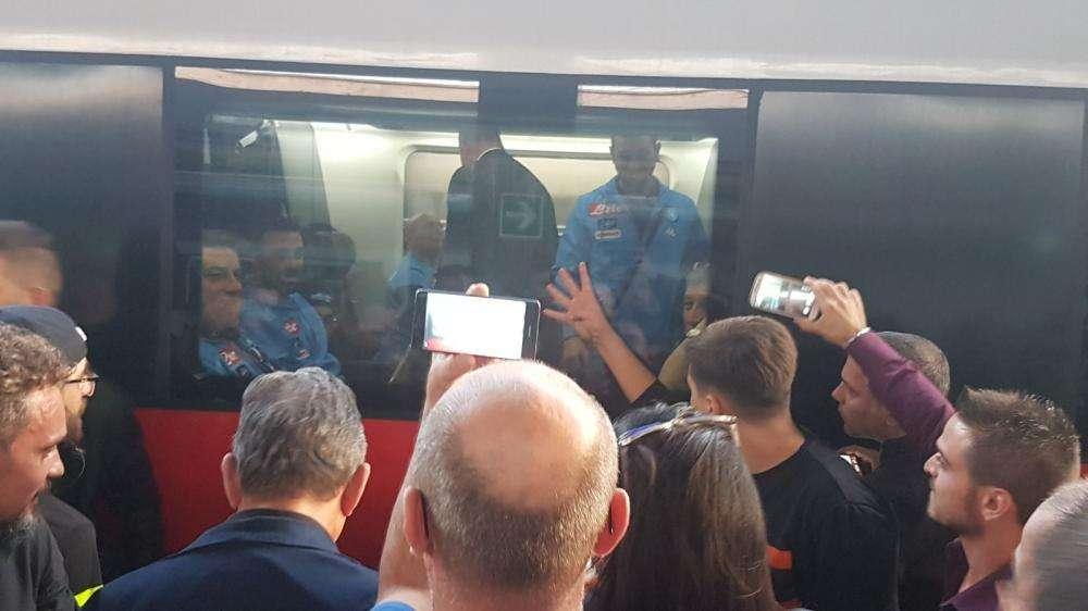 VIDEO TN - Che entusiasmo per la partenza del Napoli: 4 azzurri giocano con le tendine e partono gli 'Olè'