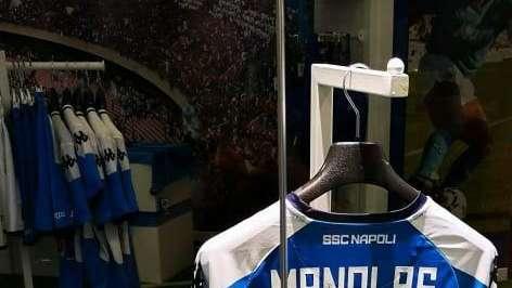 FOTO - È già Manolas-mania: i negozi già stampano la maglia col suo nome