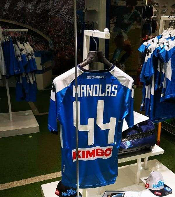 FOTO - È già Manolas-mania: i negozi già stampano la maglia col suo nome
