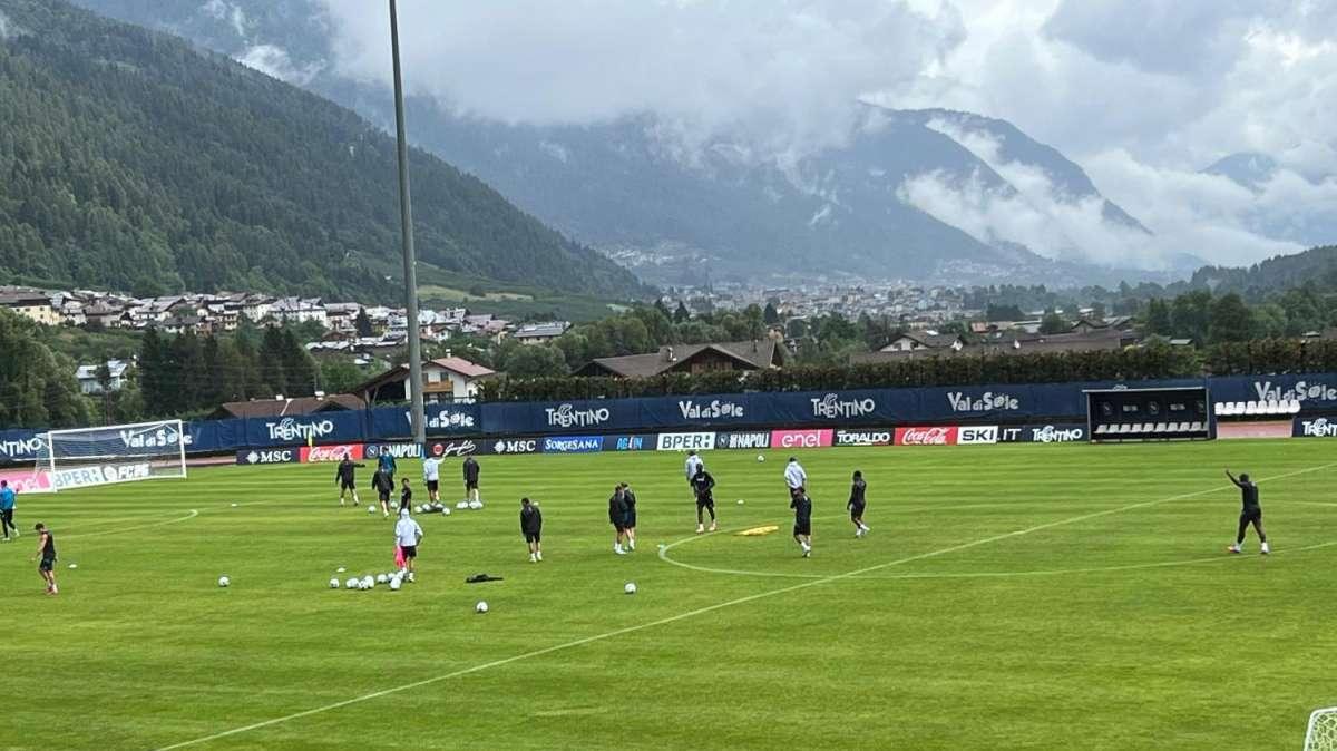 Dimaro, day 5: seduta mattutina sotto la pioggia. 1vs.1 attaccanti-difensori e tiri dal limite