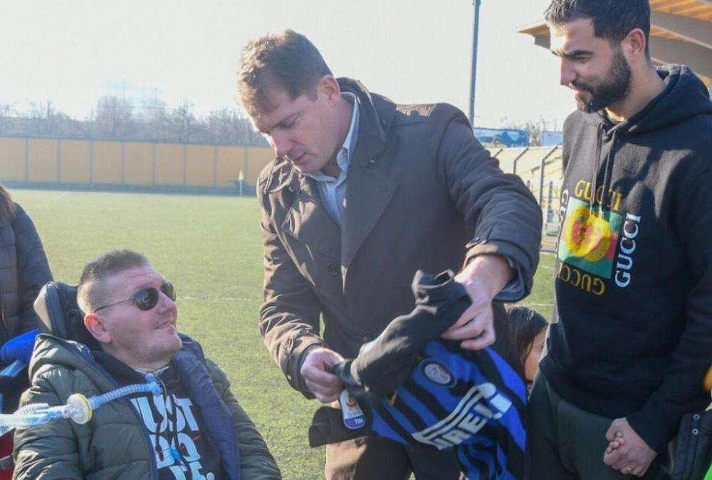 FOTO - Meraviglioso Albiol, maglia scambiata con Brozovic per Peppe, tifoso interista di Pomigliano malato di SLA
