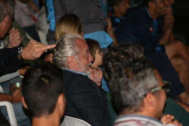 FOTO - Arriva De Laurentiis in piazza, esplodono i tifosi e parte il coro: "Portaci Higuain"