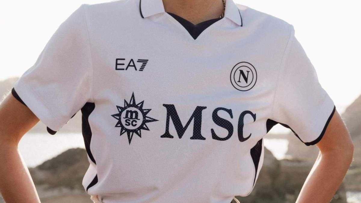 Il Napoli lancia la nuova maglia da trasferta: dalle 19:26 in vendita sul web store del club