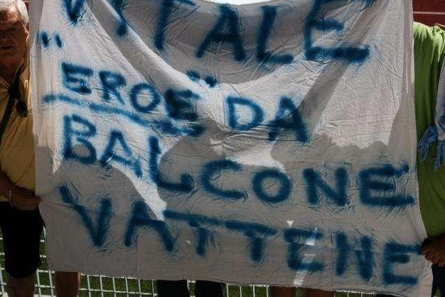 FOTO - Striscione contro Vitale, "Eroe da balcone"