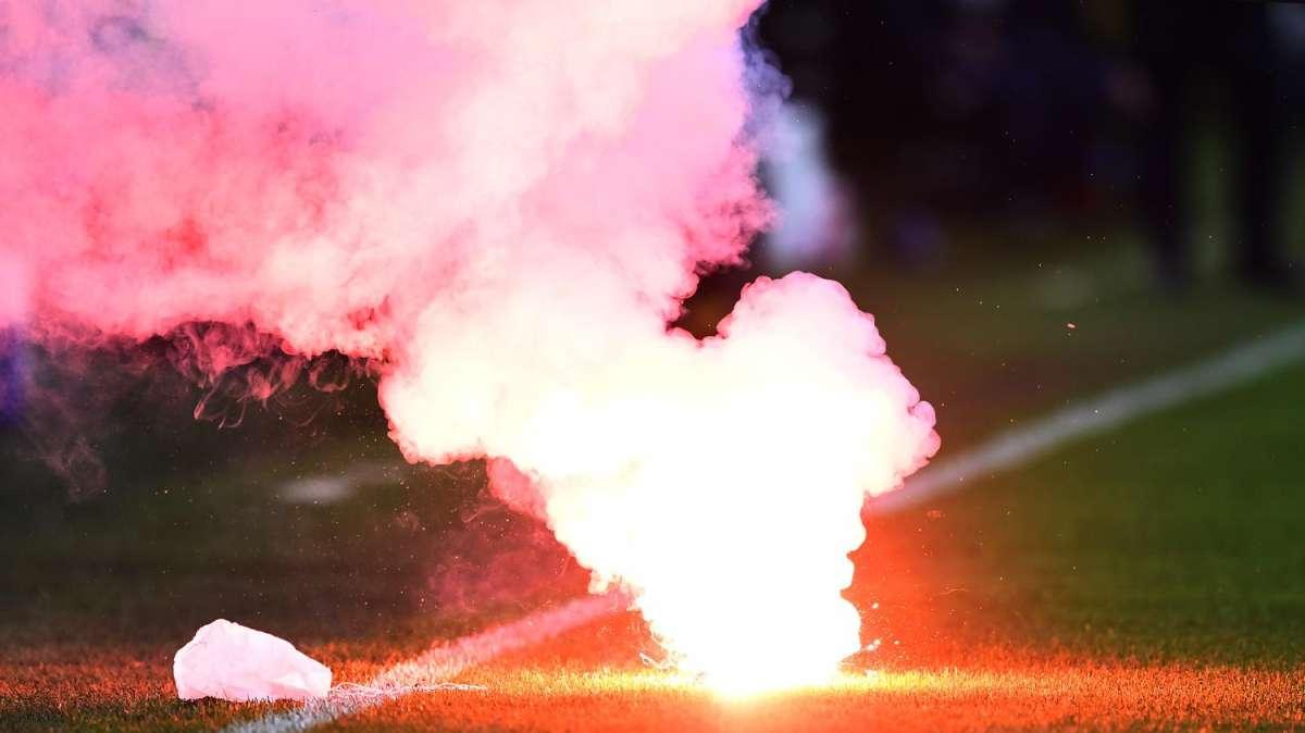 Petardi contro avversari in sfida calcio tra licei nel napoletano: un ferito