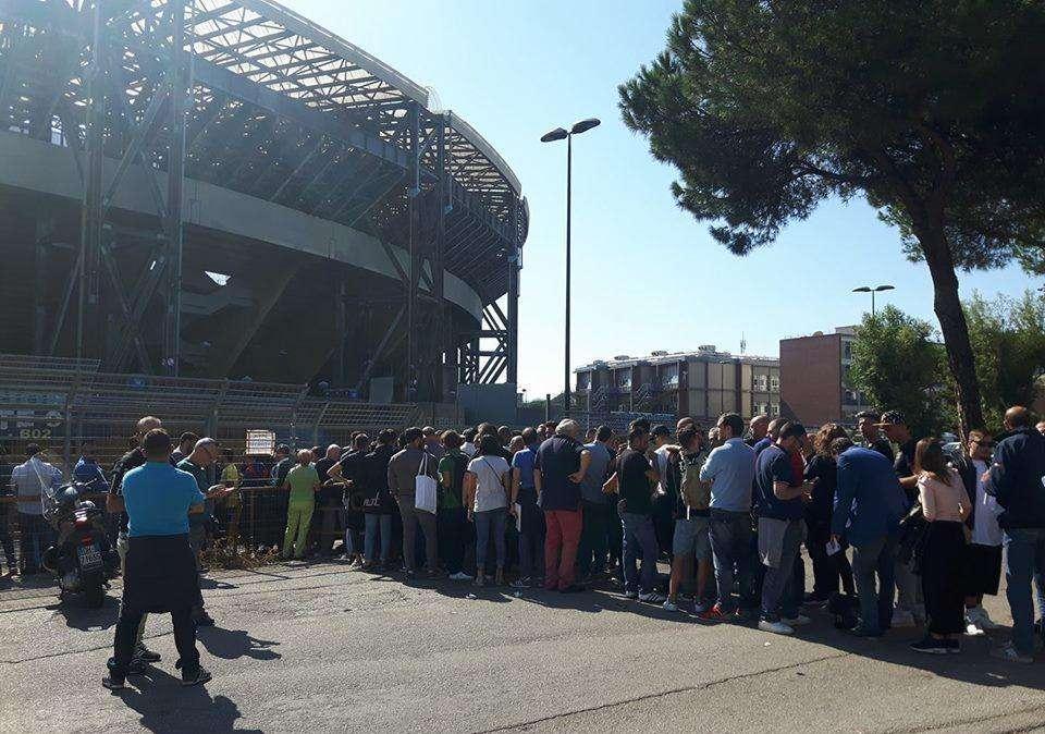 FOTO TN - Manchester City-Napoli: in centinaia in fila per il ritiro dei biglietti 