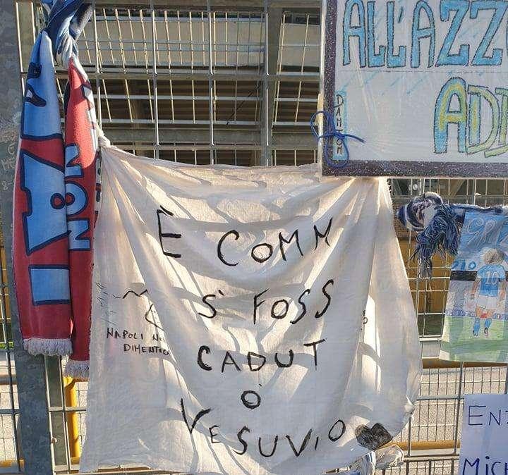 FOTOGALLERY TN - "Come se fosse caduto il Vesuvio", al San Paolo prosegue l'omaggio a Maradona