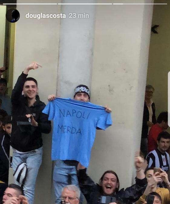 FOTO - "Napoli merda", la vergognosa storia Instagram di Douglas Costa. Ancora lezioni di stile juventino