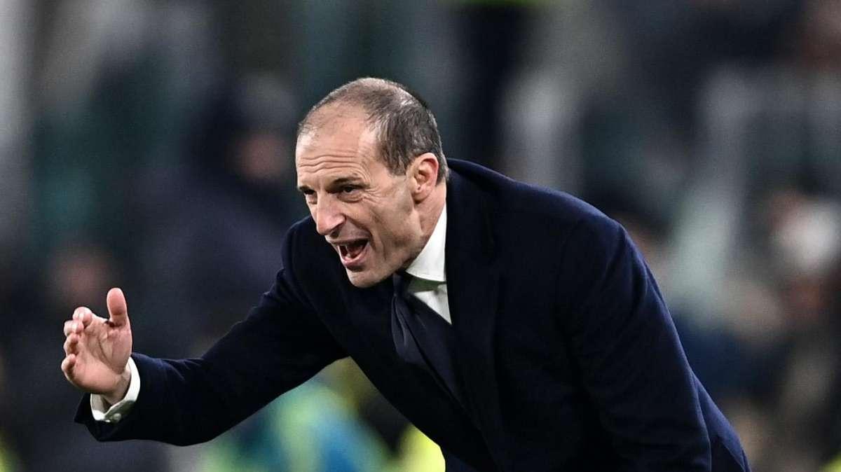 Juve, Allegri punge l’avv. Grassani a Dazn: “Complimenti per la cravatta azzurra!”