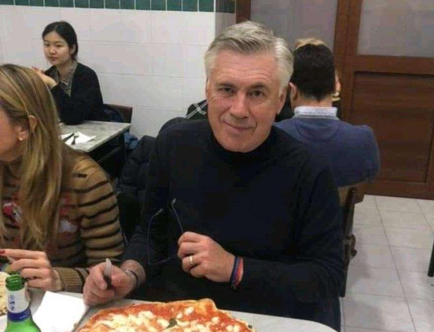 FOTO - Ancelotti si gode la pizza 'Da Michele', sorrisi e foto di gruppo con lo staff