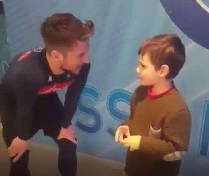 VIDEO - Mertens commuove ancora: il belga incontra un bimbo autistico e tifoso azzurro