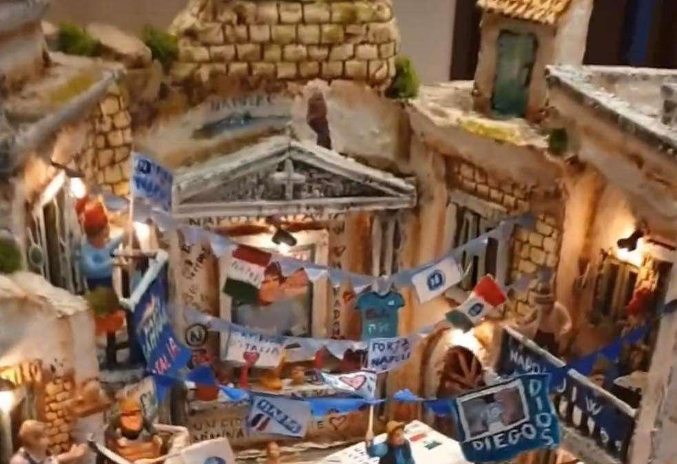 VIDEO - Presepe azzurro per festeggiare lo scudetto: l'opera bellissima da Napoli