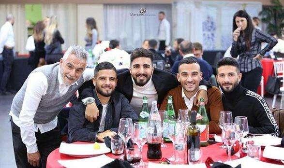 FOTO - Scatto di gruppo per tutti i fratelli Insigne con papà Carmine: "Famiglia perfetta"