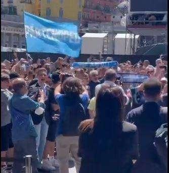Grande entusiasmo per Conte: folla di tifosi ad accogliere il suo arrivo