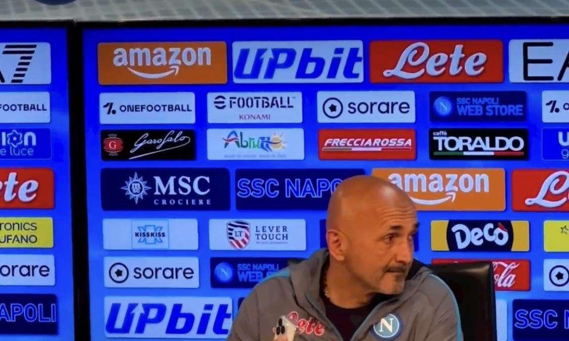 FOTO - Spalletti entra in sala stampa con un coro speciale e lo fa ascoltare al microfono