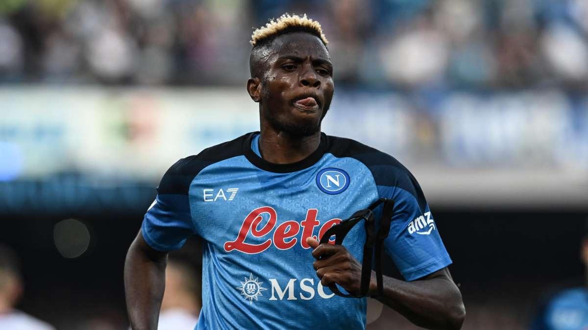 FOTO - Elumelu incontra Osimhen: “Orgogliosi di te”. E Victor lo omaggia con una maglia 