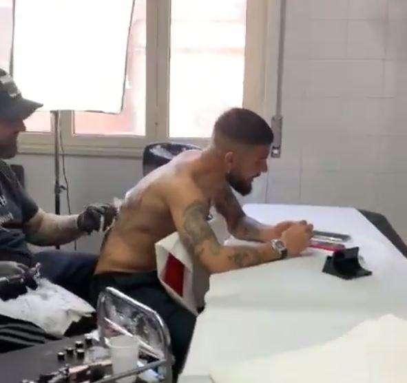 VIDEO - Insigne si concede un nuovo tatuaggio e intona "La mano de Dios"