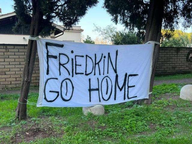 Caos Roma, ancora contestazione contro la proprietà: ecco lo striscione esposto