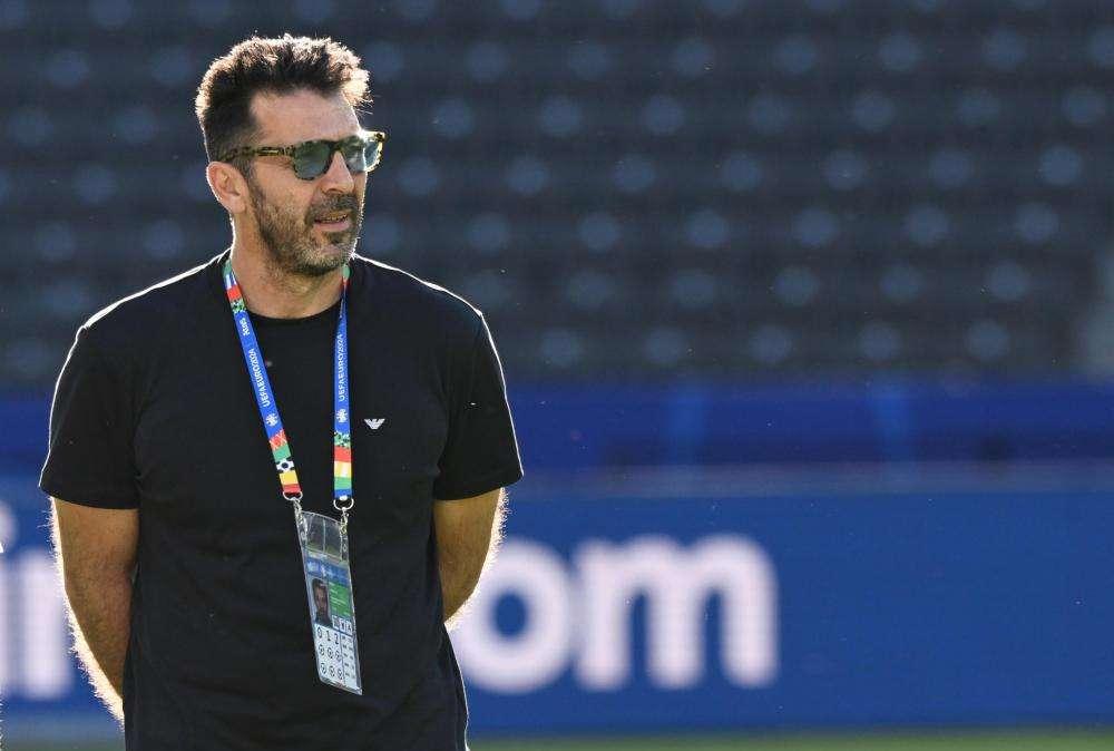 Buffon non si dimette e prolunga con l'Italia: "L'azzurro è la mia seconda pelle"