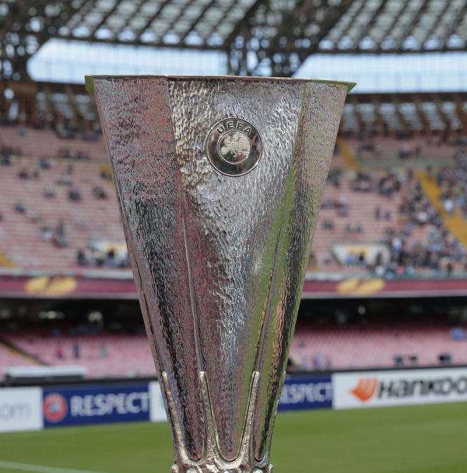 Sorteggiate pure le semifinali: Napoli o Arsenal contro la vincente del derby spagnolo. Sarri avviato verso la finale