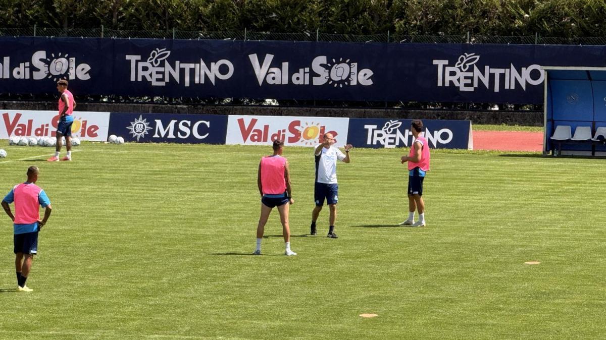 Allegri in campo con i difensori: il tecnico partecipa attivamente all'esercitazione