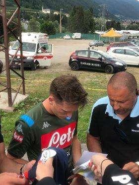 FOTO - “Piotr sei il nostro top player”, elogi a Zielinski che firma autografi: c'è anche Di Lorenzo