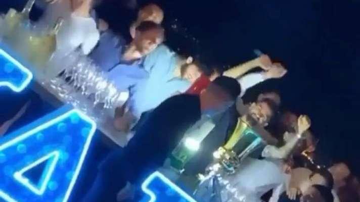VIDEOGALLERY - Festa Coppa Italia per tutto il Napoli: cori anti-Juve e celebrazioni per Callejon