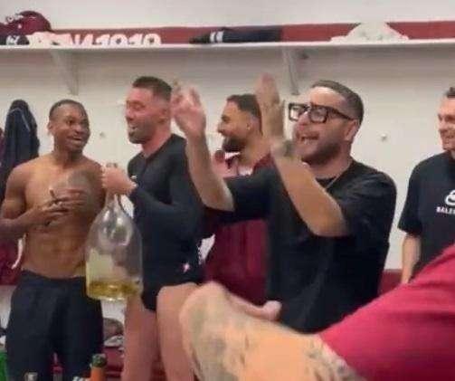 VIDEO - Rocco Hunt festeggia la salvezza della Salernitana negli spogliatoi dell'Arechi