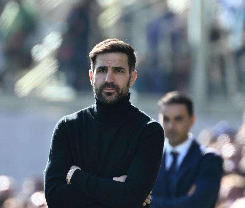 Como, torna Fadera dalla squalifica: le probabili scelte di Fabregas per il Napoli
