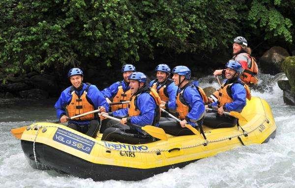 Cena di gruppo con pizza e domenica mattina di libertà con il rafting sul fiume