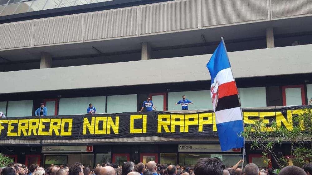 FOTO - Sampdoria, la protesta dei tifosi sotto la sede: “Ferrero non ci rappresenti”