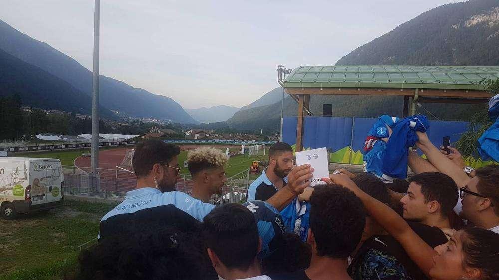 FOTO TN - Malcuit si concede ai tifosi per autografi e foto, grande entusiasmo
