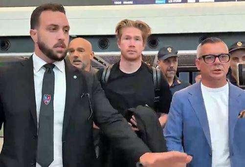 L'arrivo di De Bruyne a Fiumicino: le immagini del belga da Roma