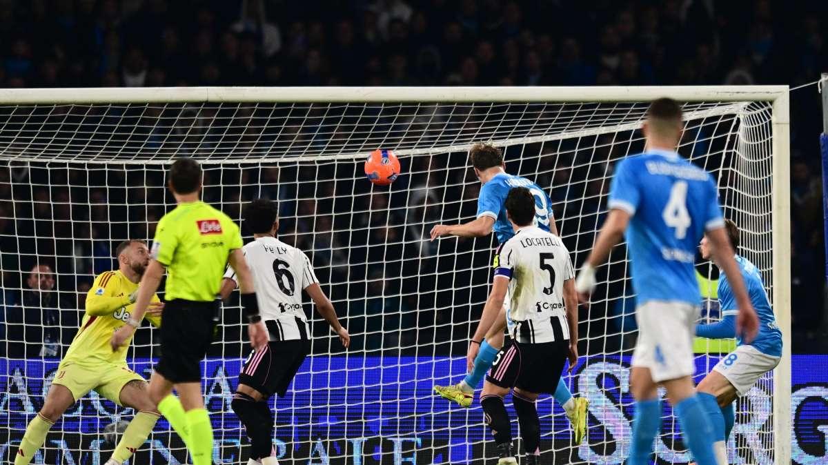 Vittoria goduriosa. Il Napoli sempre in testa, Juve a casa senza gloria