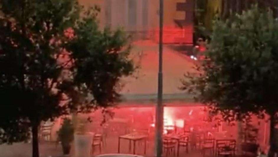 VIDEO - Scontri e rissa tra tifosi di Napoli e Ajax in Via Medina: le immagini 