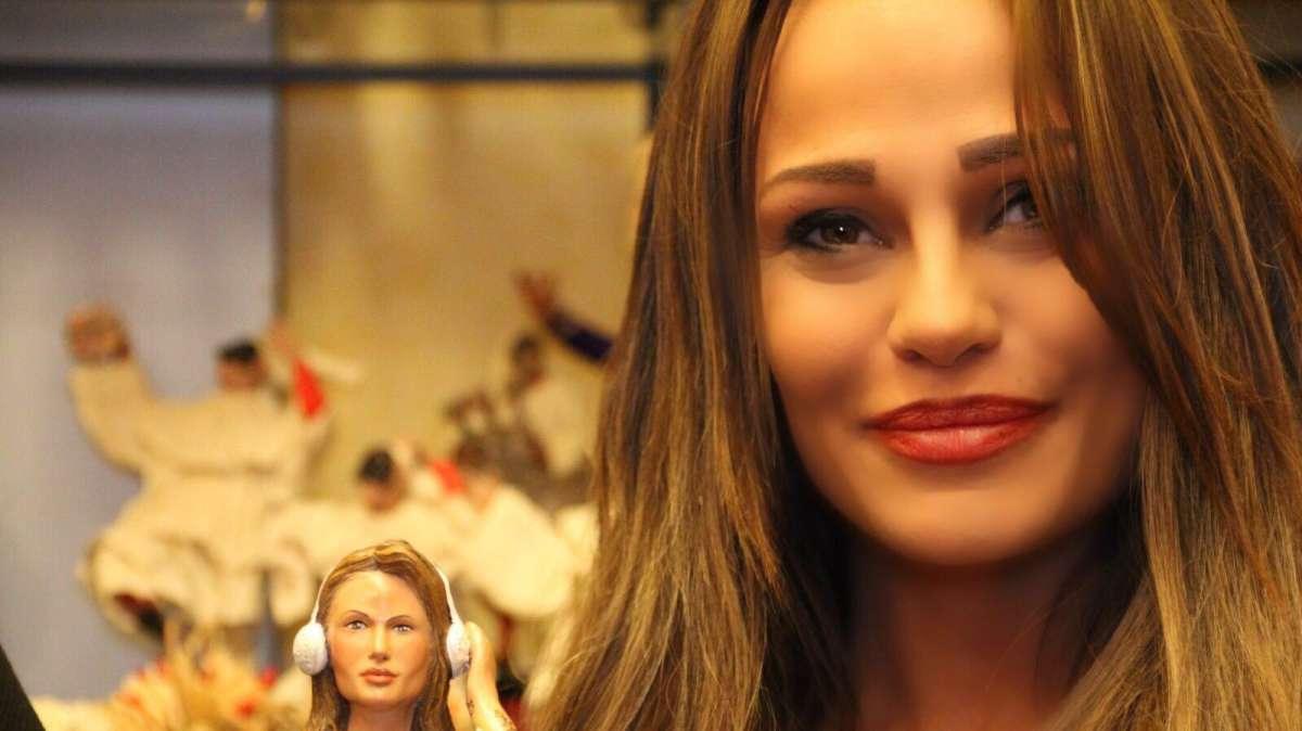 FOTO - La sexy Pam arriva sul presepe napoletano vestita d'azzurro