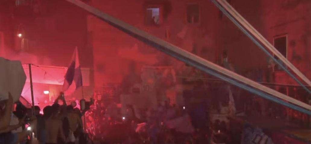 VIDEO - Delirio a Napoli: strade invase e fuochi d’artificio per festeggiare lo scudetto