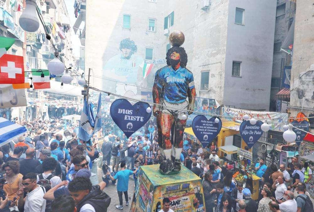 A Largo Maradona inaugurata statua di oltre 6 metri dedicata a Diego