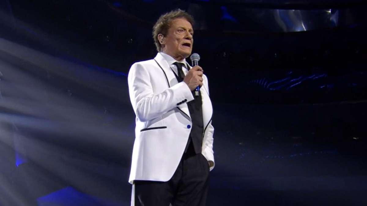 "Quando ascolti le canzoni di Sanremo ma pensi solo al Napoli", il tweet del club azzurro