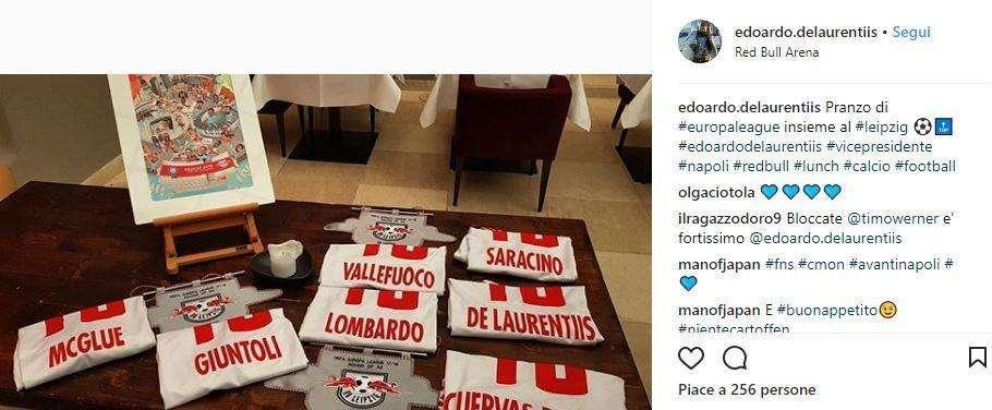 FOTO - Lipsia, splendido regalo alla dirigenza azzurra al pranzo Uefa: ecco le maglie personalizzate
