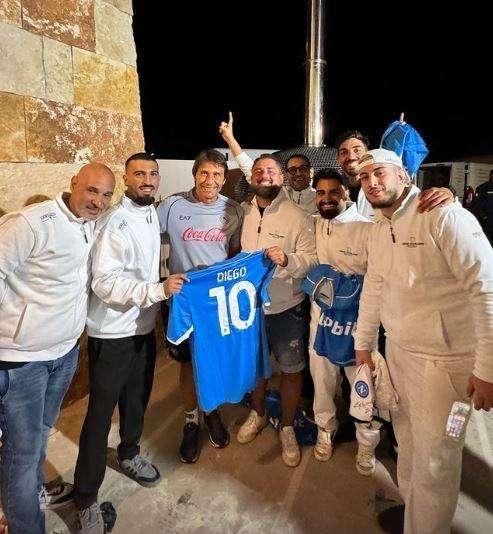 Pizze in ritiro, risate e divertimento: festa a Conte per i 55 anni